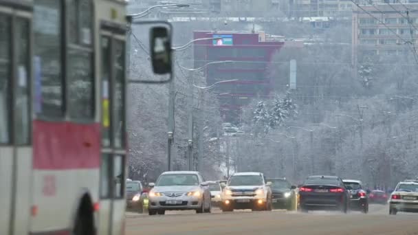 Wolny ruch samochodów na ulicach Kiszyniowa podczas śnieżnego zwycięzcy — Wideo stockowe