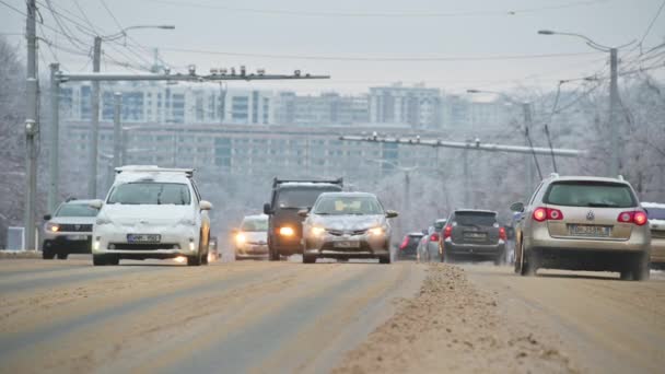 Tráfego de carros lentos nas ruas de Chisinau durante o vencedor nevado — Vídeo de Stock