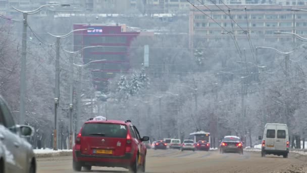 Повільний рух автомобілів на вулицях Чісінау під час снігового виноробства. — стокове відео
