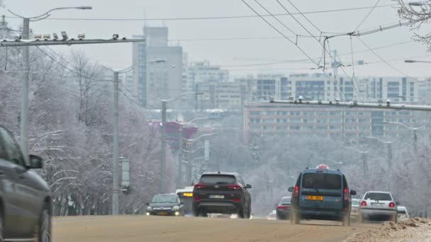 Медленное движение автомобилей на улицах Кишинева во время снежной победы — стоковое видео