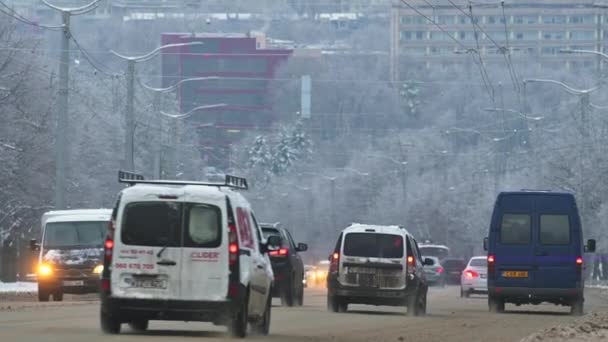 Медленное движение автомобилей на улицах Кишинева во время снежной победы — стоковое видео