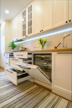 Sıcak, modern mutfak iç dekorasyonunun ayrıntıları.