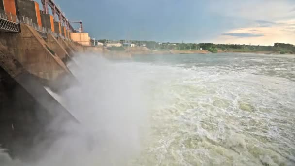 Agua de descarga masiva de la presa de la planta hidroeléctrica — Vídeos de Stock