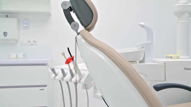 Медицинский кабинет стоматологии, специальное оборудование — стоковое видео