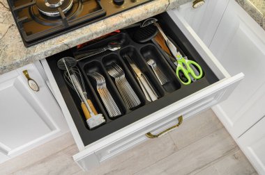 Çekmeceler modern klasik beyaz mutfak mobilyasından çekildi.