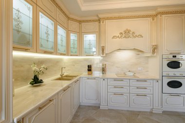 Lüks bej ve altın rengi klasik mutfak iç mimarisi.