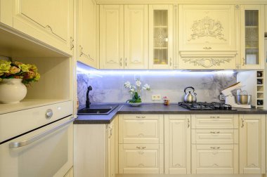 Lüks krem rengi klasik mutfak iç mimarisi.