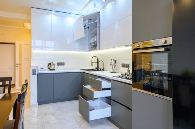 Lüks beyaz ve koyu gri modern mutfak.