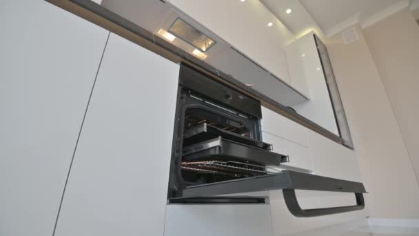 Електричні печі відкриті двері на білій кухні в класичному стилі — стокове відео
