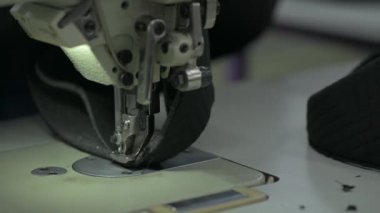 Yumuşak terlik ayakkabısına bağlı tabanı dikiyorum.