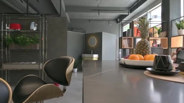 Interiér prvotřídní prodejny nábytku — Stock video