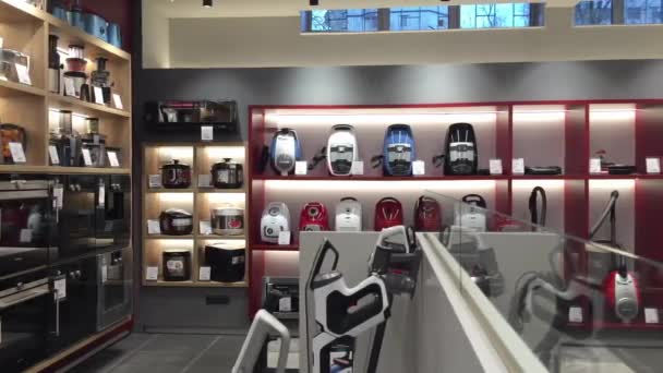 Chisinau, Moldávia - novembro 2019: steadycam panning shot of products in appliance store — Vídeo de Stock