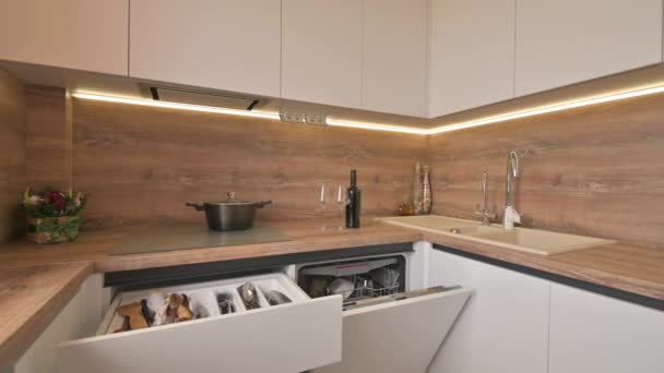 Detailní panorama moderní bílé a dřevěné béžové kuchyně interiér — Stock video