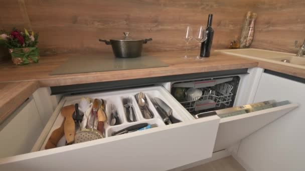 Sudut miring lebar tilt ditembak modern putih dan kayu interior dapur krem — Stok Video