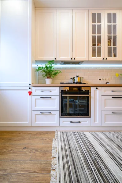 Rahat, modern, iyi tasarlanmış mutfak iç mimarisi.