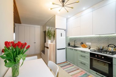 Sıcak deniz mavisi beyaz mutfak iç mimarisi.