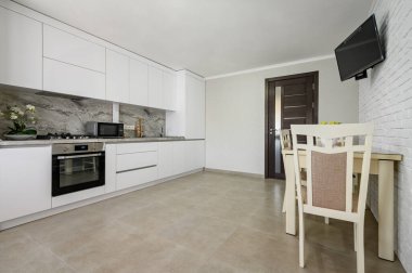 Beyaz, büyük, modern mutfak.