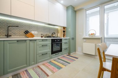 Sıcak, modern mutfak iç mekanı, bazı çekmeceler çıkarılmış.