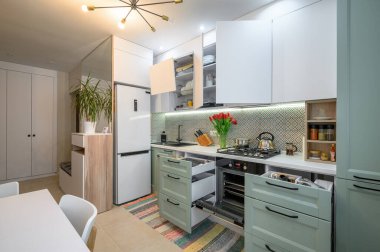 Sıcak, modern mutfak iç mekanı, bazı çekmeceler çıkarılmış.