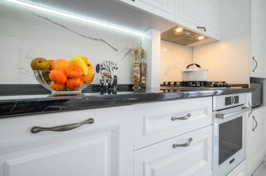 Lüks, beyaz, modern mutfak.