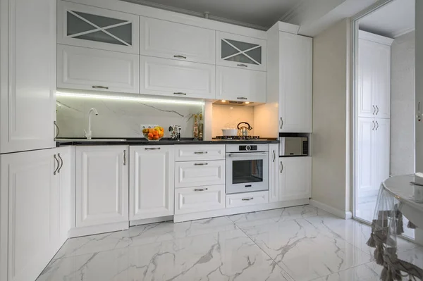 Luxueux blanc cuisine moderne intérieur — Photo