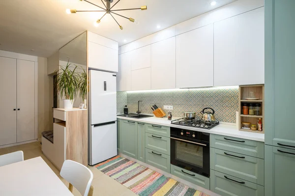 Accogliente teal wnd bianco moderno interno della cucina — Foto Stock