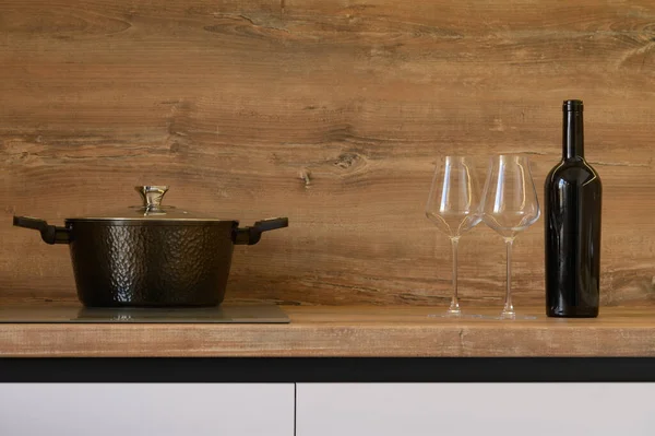 Moderní bílá a béžová dřevěná kuchyně detaily interiéru — Stock fotografie
