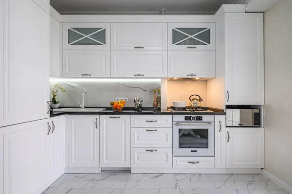Luksusowe białe nowoczesne wnętrze kuchni — Zdjęcie stockowe