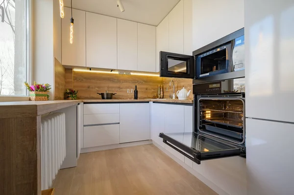 Moderní bílá a béžová dřevěná kuchyň interiér s troubou otevřena — Stock fotografie