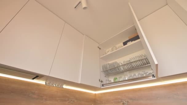 Inclinação de ângulo largo tiro de moderno branco e madeira bege cozinha interior — Vídeo de Stock