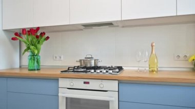 Modern mavi-deniz mavisi ve beyaz mutfak.