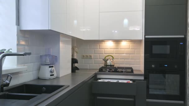 Primo piano al moderno classico bianco e grigio interno della cucina — Video Stock