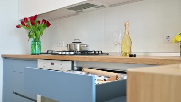 Modern mavi ve beyaz mutfaktaki çekmeceyi kapatıyorlar. — Stok video