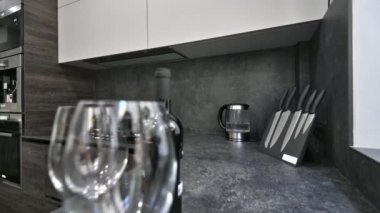Modern koyu kahverengi, gri ve siyah ktchen ayrıntıları