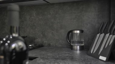 Modern koyu kahverengi, gri ve siyah ktchen ayrıntıları