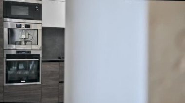 Modern lüks koyu kahverengi, gri ve siyah ktchen ayrıntıları