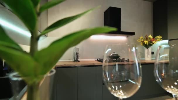 Moderní luxusní tmavě šedá kuchyně s jídelním stolem — Stock video