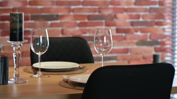 Zbliżenie serwowane nowoczesny luksusowy stół jadalny, panoramiczny strzał — Wideo stockowe