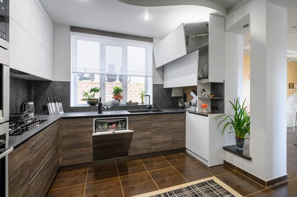 现代豪华的深褐色、灰色和黑色厨房细节 — 图库照片