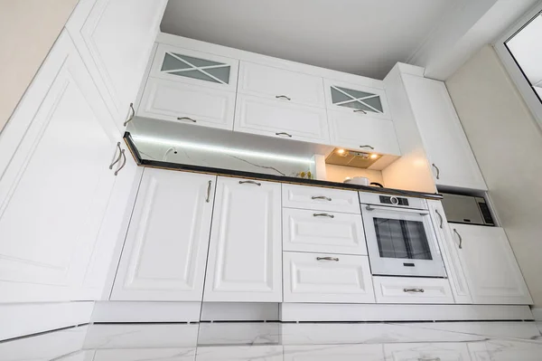 Luxuoso branco moderno cozinha interior — Fotografia de Stock