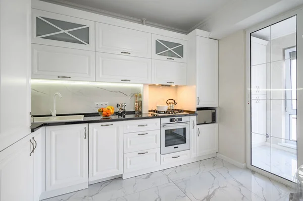 Luxuoso branco moderno cozinha interior — Fotografia de Stock