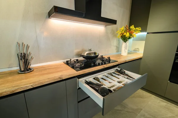 Grande luxo moderno cozinha cinza escuro com gaveta puxada para fora — Fotografia de Stock