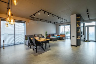 Yemek masası olan modern, büyük, lüks bir stüdyo daire.