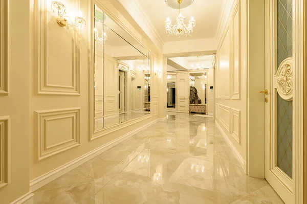 Moderno corredor bege e dourado de luxo e hall de entrada — Fotografia de Stock