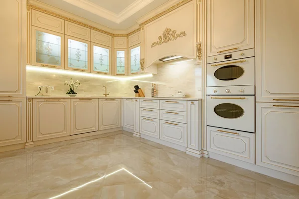 Lujo beige y oro clásico interior de la cocina —  Fotos de Stock