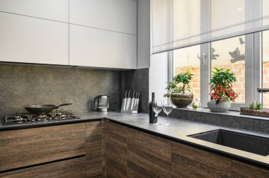 Modern lüks büyük koyu kahverengi, gri ve siyah mutfak detayları