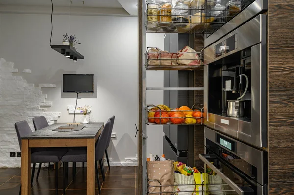 Moderna cocina marrón grande de lujo con mesa de comedor y cajón vertical sacó — Foto de Stock