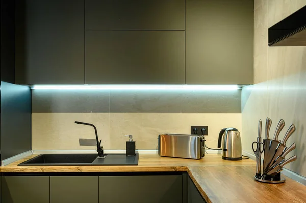 Modern mewah abu-abu gelap penutupan dapur besar — Stok Foto