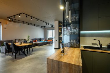 Yemek masası olan modern, büyük, lüks bir stüdyo daire.