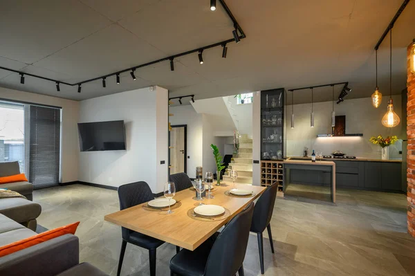 Modern groot luxe studio appartement met eettafel — Stockfoto